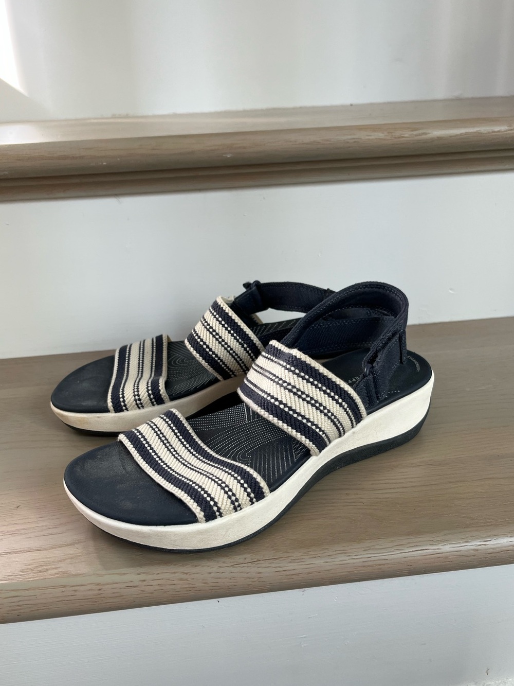 Clark’s Cloudsteppers Women’s Navy and Cream Striped Comfort Sandals, 7.5